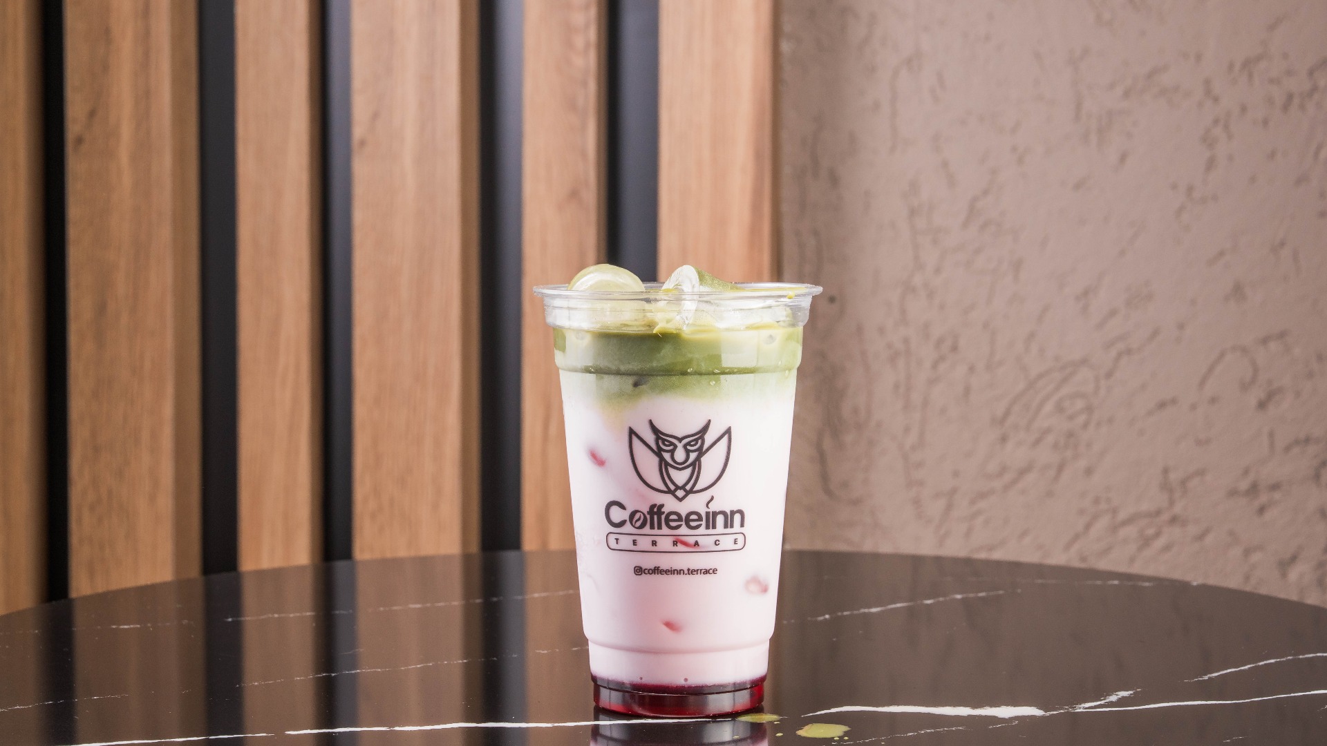 ÇİLEKLİ MATCHA LATTE görseli