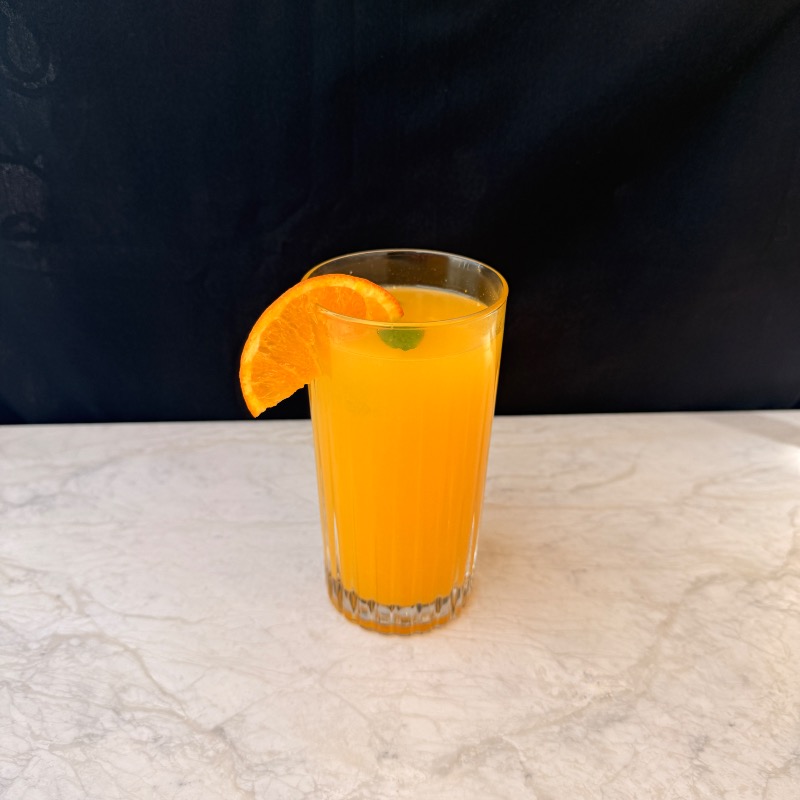 Taze sıkılmış portakal suyu